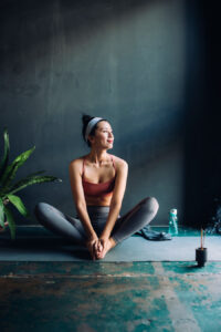mujer haciendo yoga